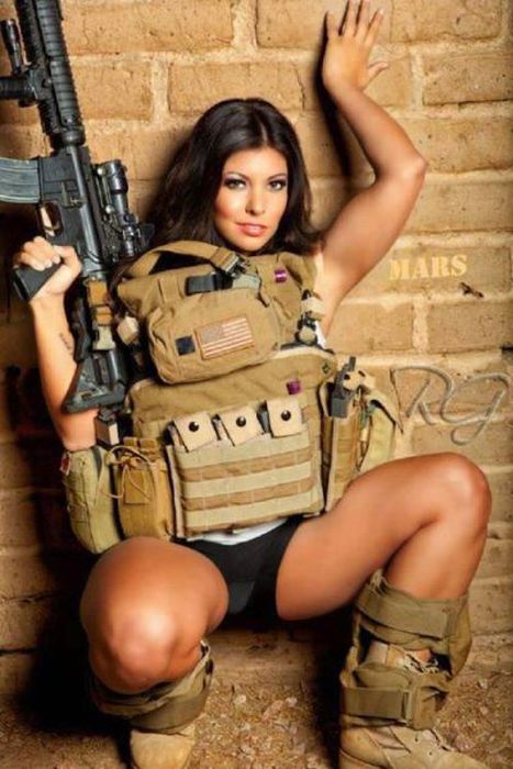 Girls and Guns (65 pics)