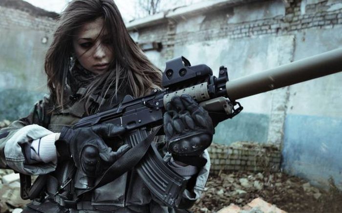 Girls and Guns (65 pics)