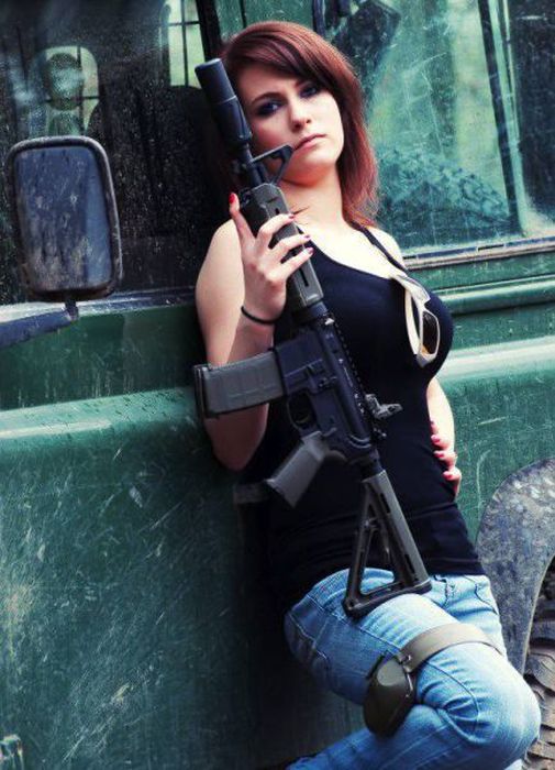 Girls and Guns (65 pics)