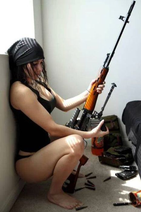 Girls and Guns (65 pics)