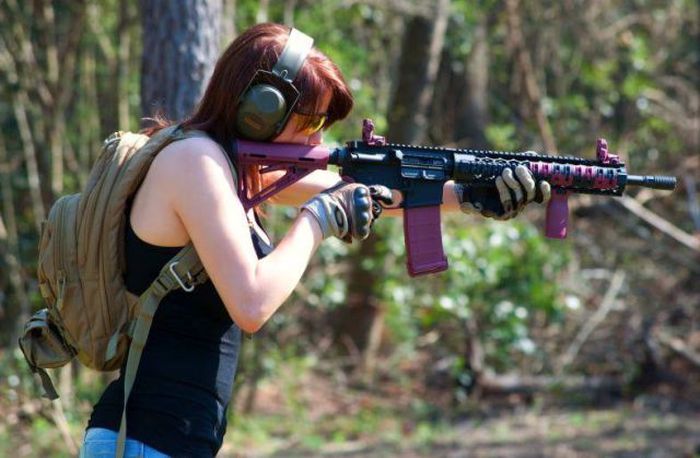 Girls and Guns (65 pics)