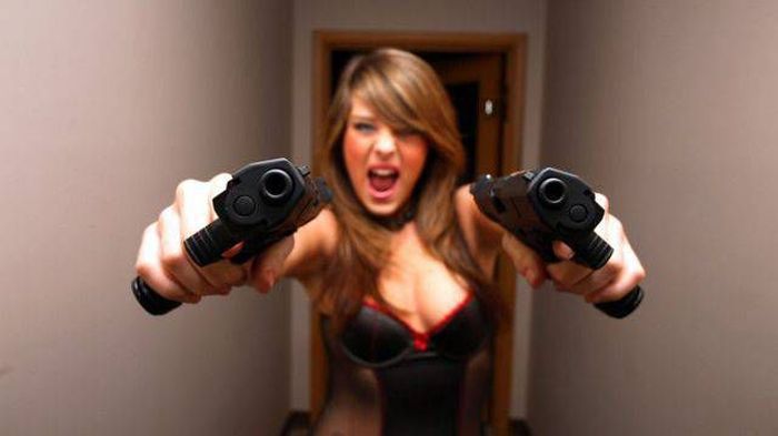 Girls and Guns (65 pics)