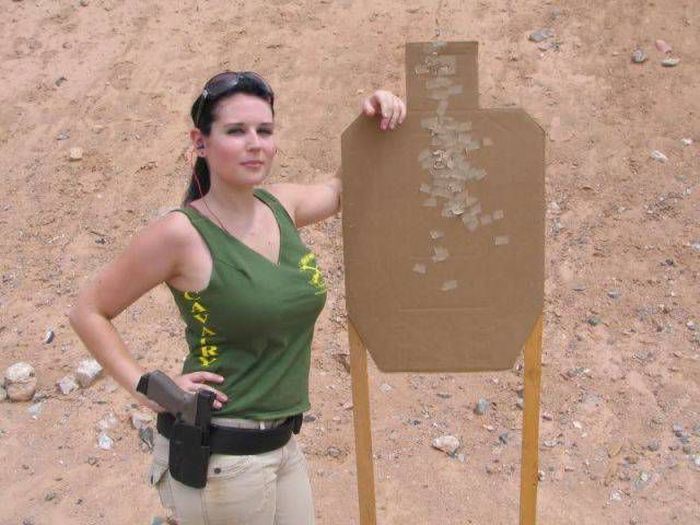 Girls and Guns (65 pics)