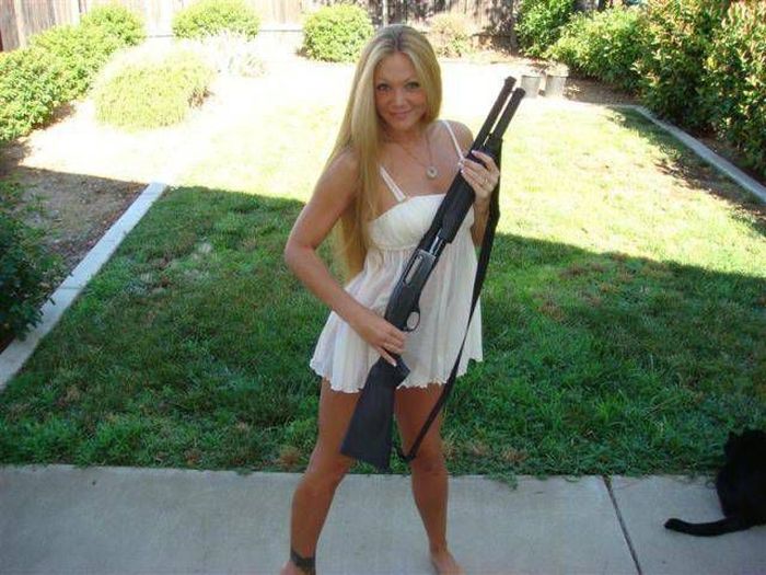 Girls and Guns (65 pics)