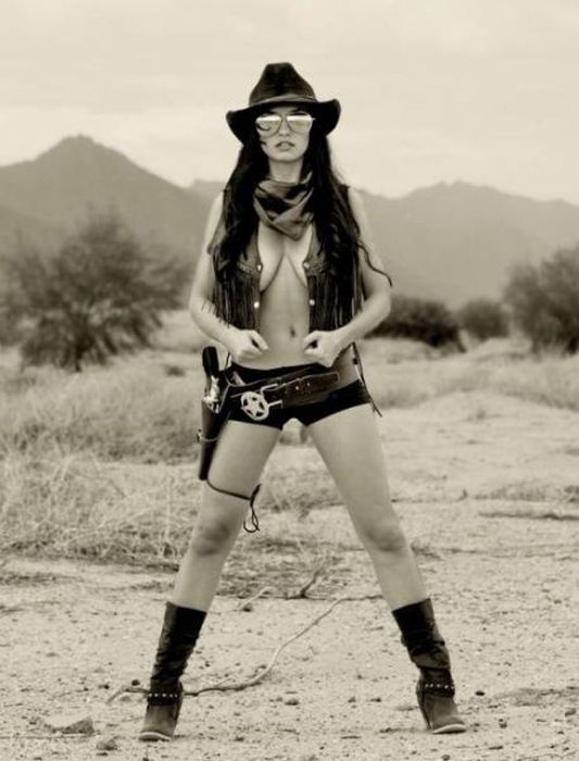 Girls and Guns (65 pics)