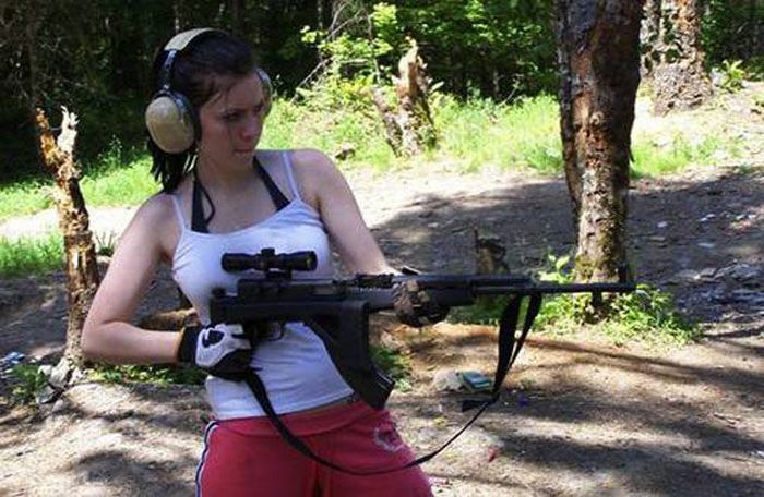 Girls and Guns (65 pics)