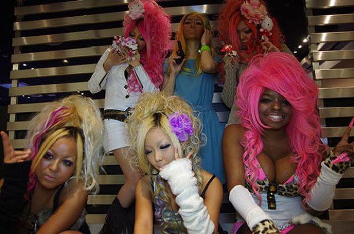 Gyaru Makeover is a Popular Trend in Japan (16 pics)