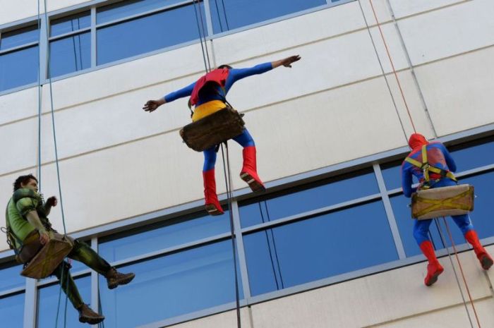 Superhero Window Cleaners (12 pics)