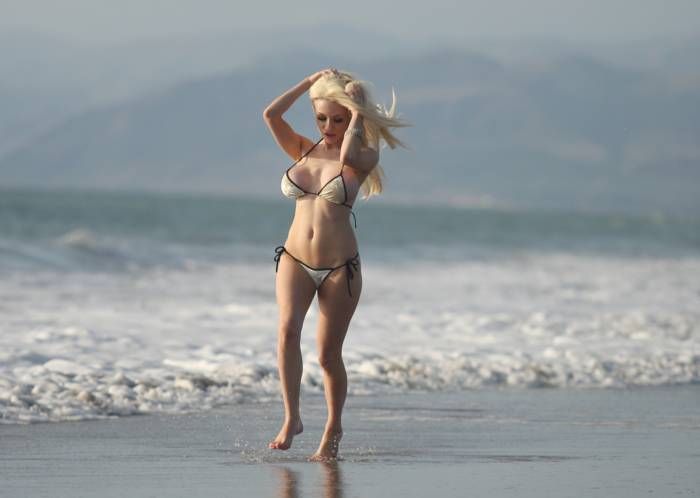 Courtney Stodden in Bikini (16 pics)