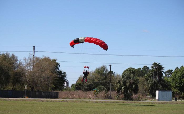 Skydiver Gets Hit by a Plane (15 pics)