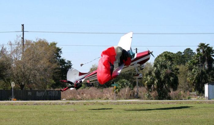 Skydiver Gets Hit by a Plane (15 pics)