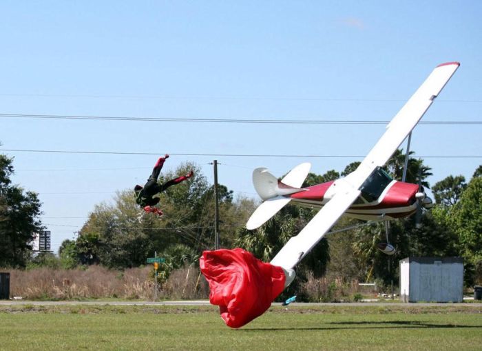 Skydiver Gets Hit by a Plane (15 pics)