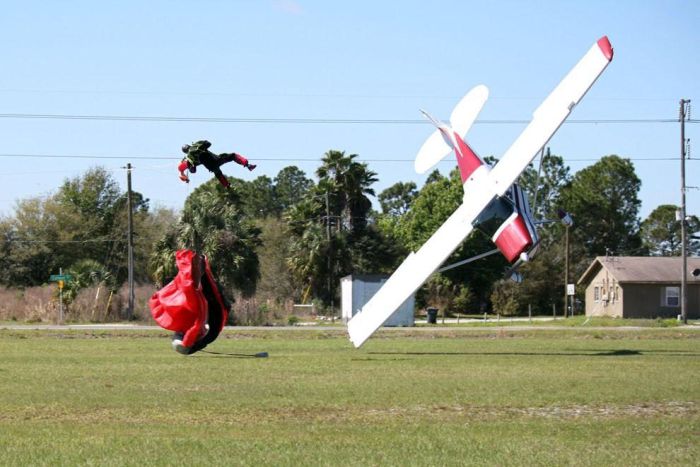 Skydiver Gets Hit by a Plane (15 pics)