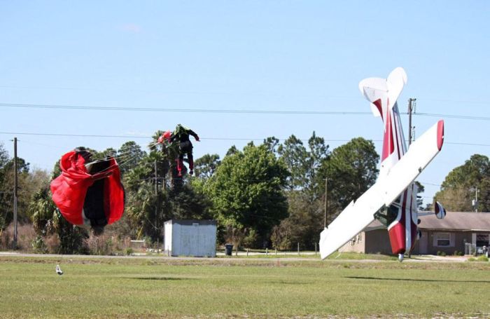 Skydiver Gets Hit by a Plane (15 pics)