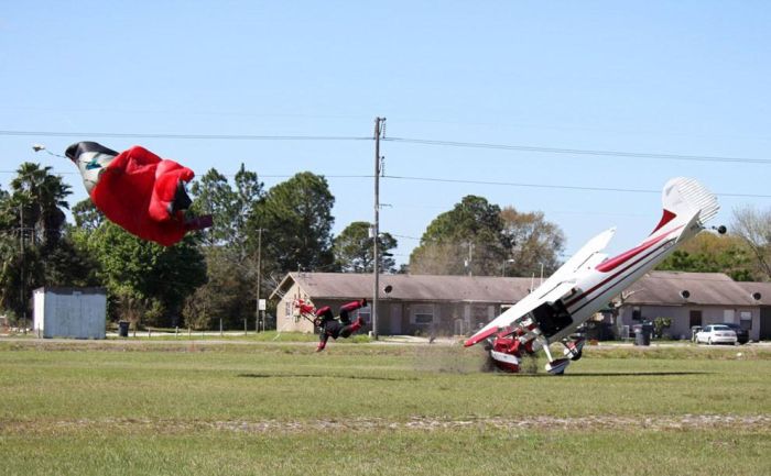 Skydiver Gets Hit by a Plane (15 pics)