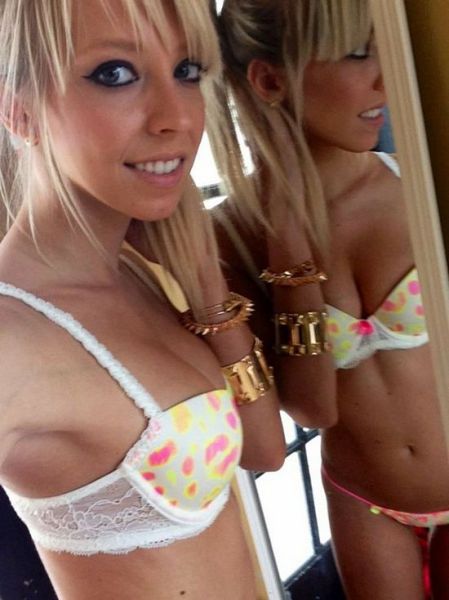 Sexy Selfies (49 pics)