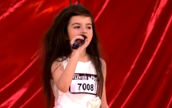 7-Year-Old Girl Shows Singing Skills on Norway's Talent Show