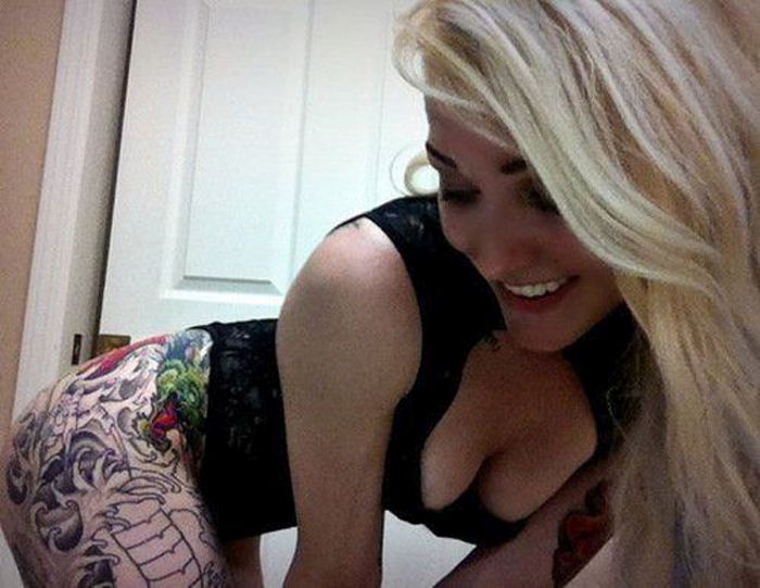 Hot Girls with Tattoos (45 pics)