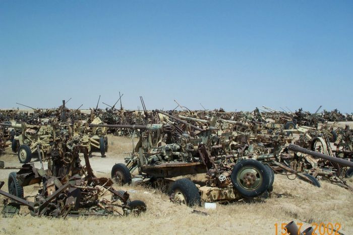Tank Graveyard in Kuwait (19 pics)