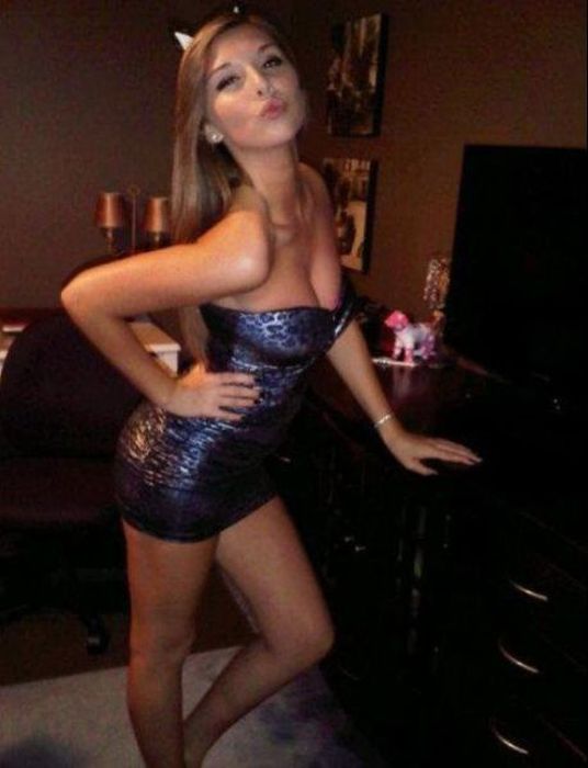 Very Hot Girls in Tight Dresses (44 pics)
