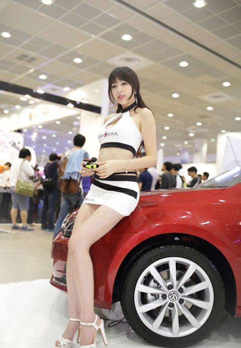 Girls of the Seoul Auto Salon (43 pics)