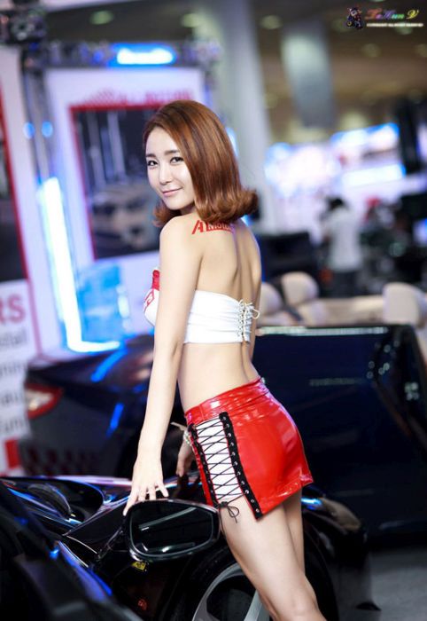 Girls of the Seoul Auto Salon (43 pics)