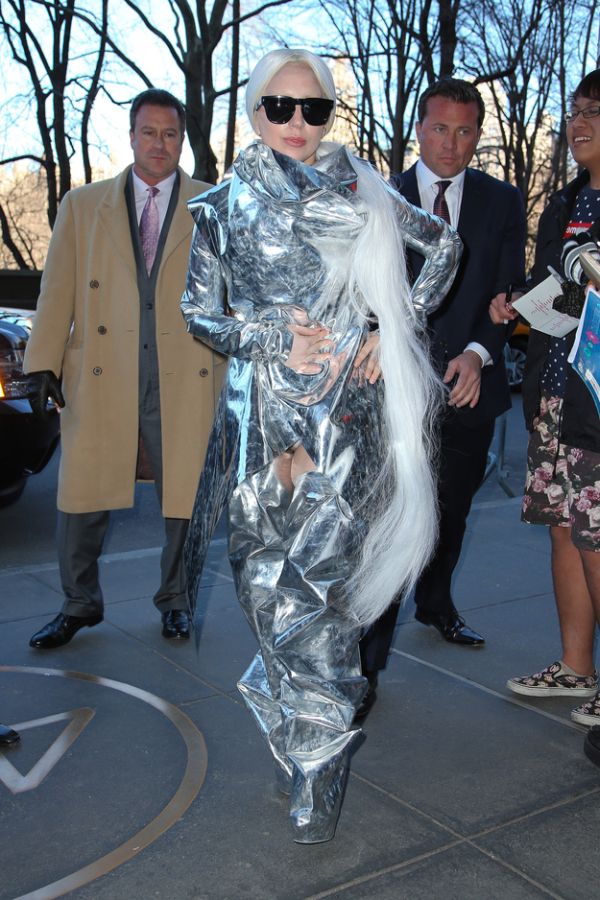 Lady Gaga Wraps Herself (5 pics)