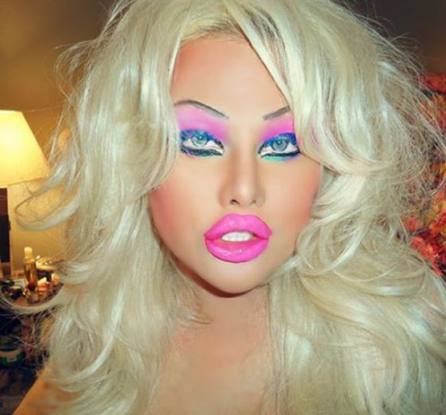A Transsexual Who Wants to Look Like a Sex Doll (28 pics)