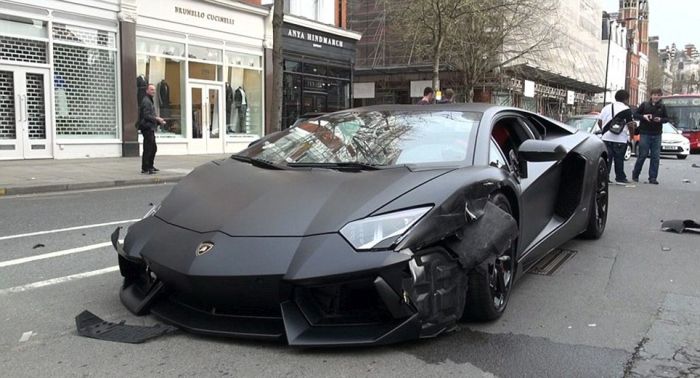 Wrecked Lamborghini Aventador in London (12 pics)