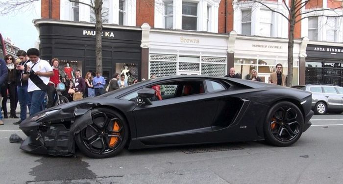 Wrecked Lamborghini Aventador in London (12 pics)