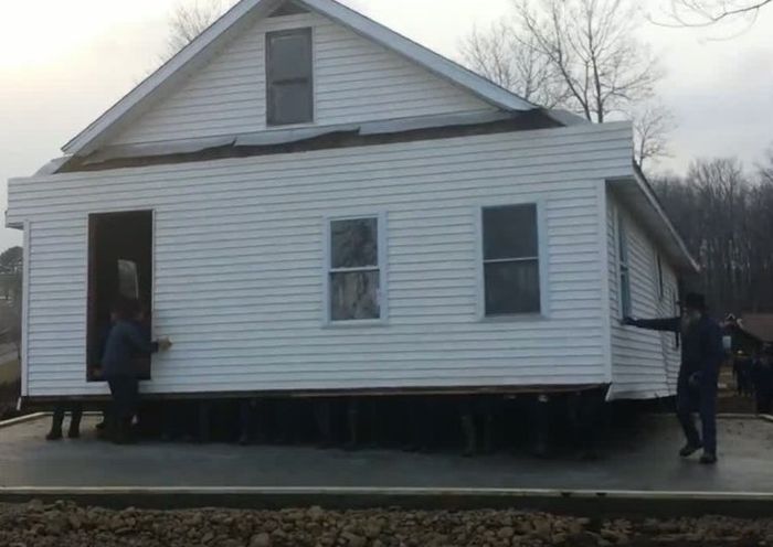 Amish Men Carrying a House (7 pics)