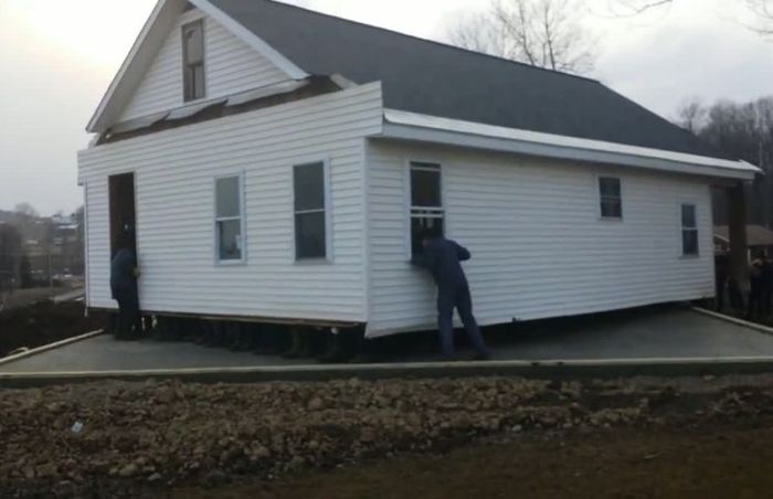 Amish Men Carrying a House (7 pics)