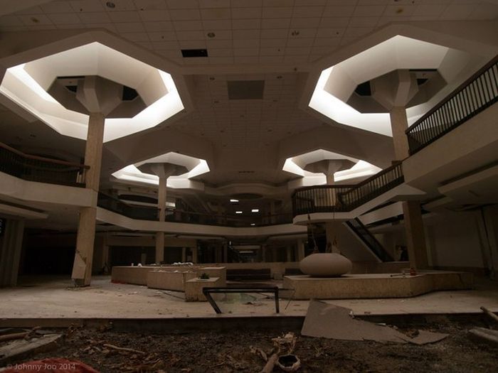 Abandoned Malls in the USA (66 pics)