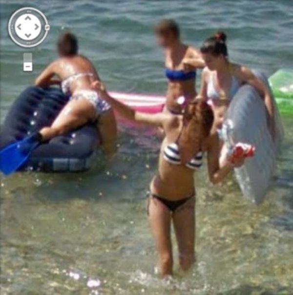 Girls on Google Street View (39 pics)