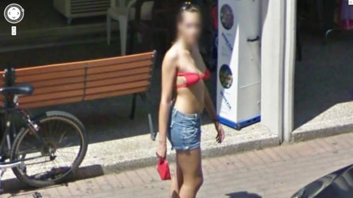 Girls on Google Street View (39 pics)