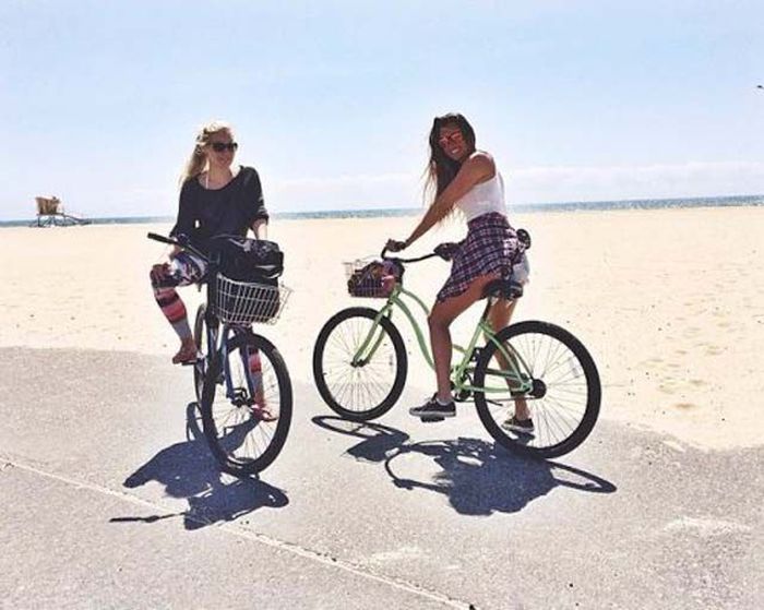 Girls and Bikes (40 pics)
