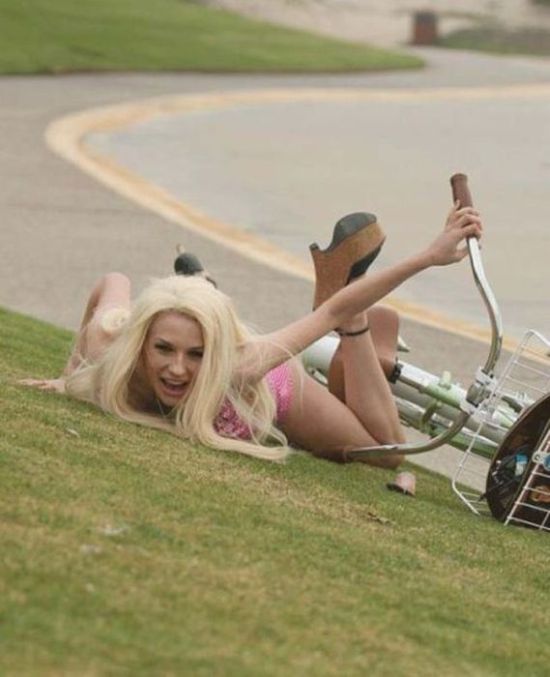 Girls and Bikes (40 pics)