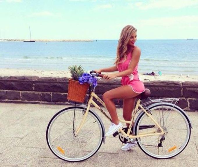 Girls and Bikes (40 pics)