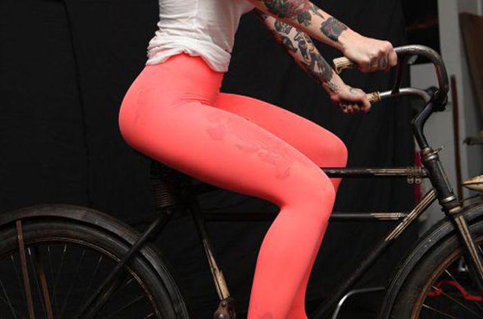 Girls and Bikes (40 pics)