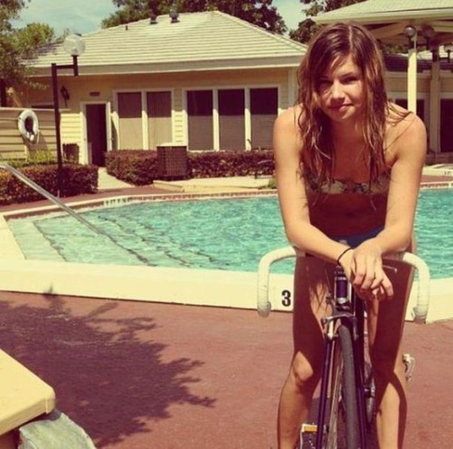 Girls and Bikes (40 pics)