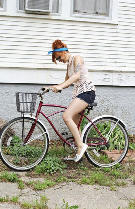 Girls and Bikes (40 pics)