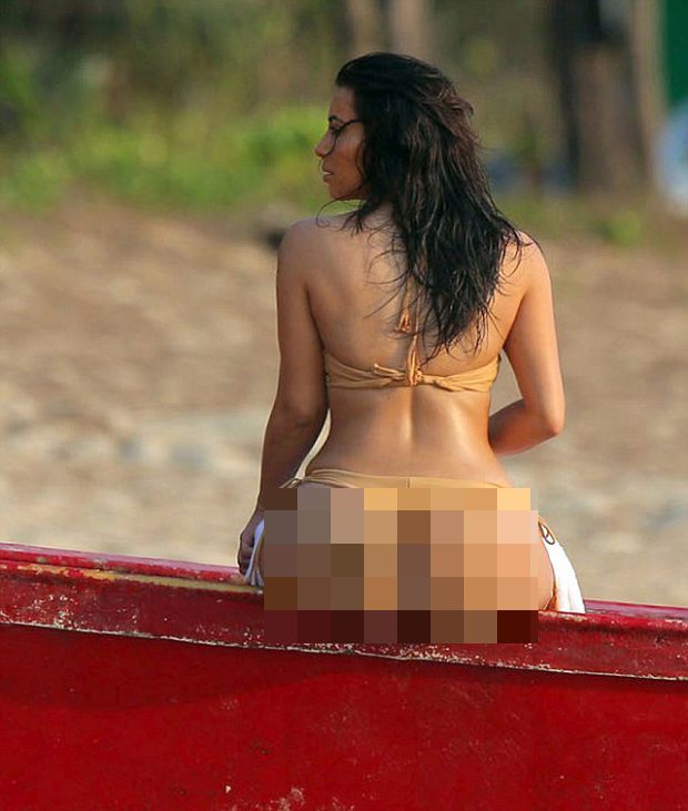 Kim Kardashian Shows Her Famous Butt (7 pics)