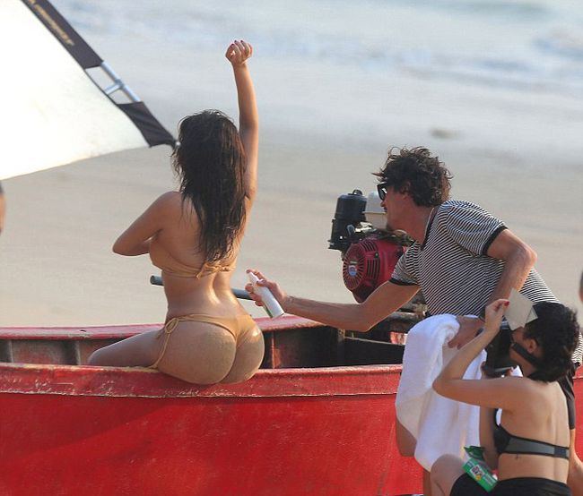 Kim Kardashian Shows Her Famous Butt (7 pics)