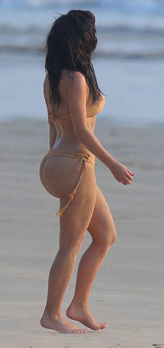 Kim Kardashian Shows Her Famous Butt (7 pics)