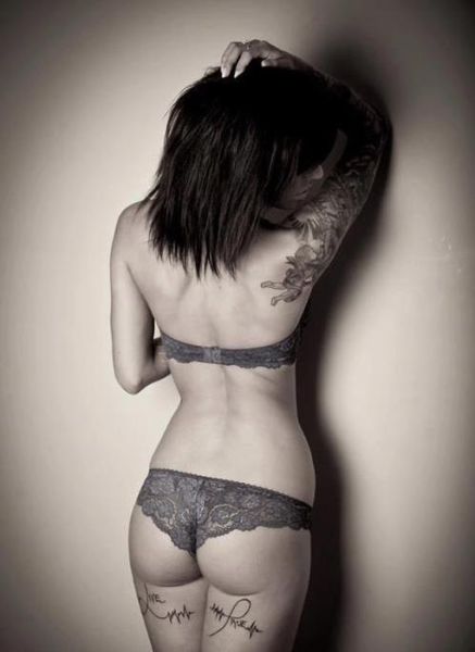 Sexy Girls with Tattoos (45 pics)