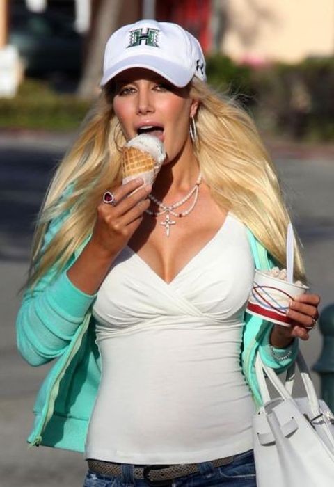 Hot Girls Eat Ice Cream (50 pics)
