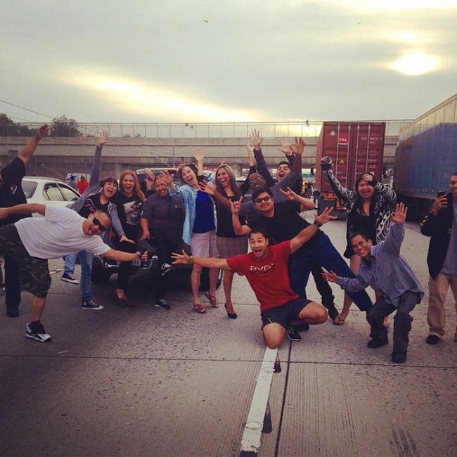 As Suicidal Man Closes Highway, Stranded Drivers Take Selfies (7 pics)