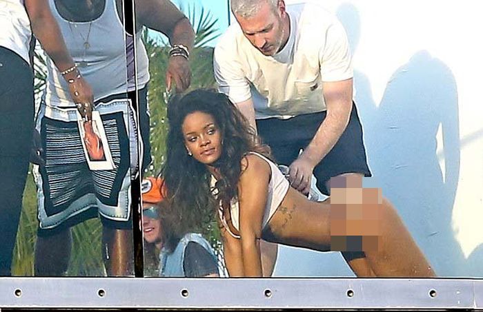 Very Hot Rihanna Photoshoot (9 pics)