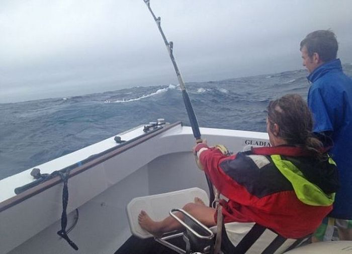 Woman Catches a Big Tuna Fish (6 pics)