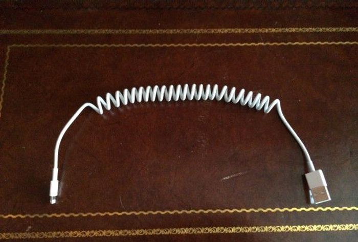 DIY Coiled iPhone Cable (6 pics)